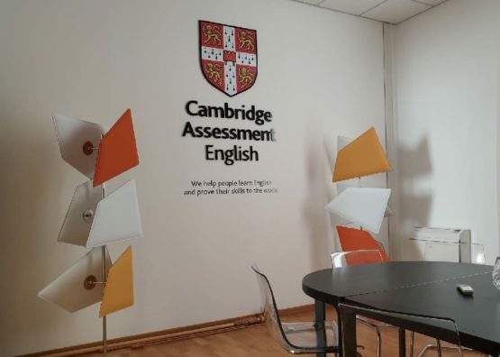 Insegna Cambridge University